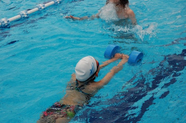 20 swimming exercises and games to strengthen the shoulder belt - WEST ...